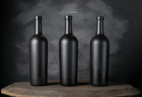 Rotweinflasche auf Holzgrund — Stockfoto