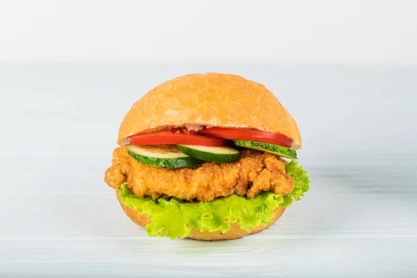 Ahşap masa beyaz arka plan üzerinde izole zanaat sığır eti burger