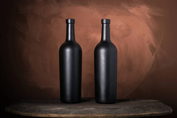 Rotweinflasche auf einem hölzernen braunen Hintergrund — Stockfoto