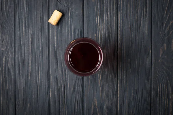 Стакан красного вина на сером деревянном столе. Вид сверху — стоковое фото