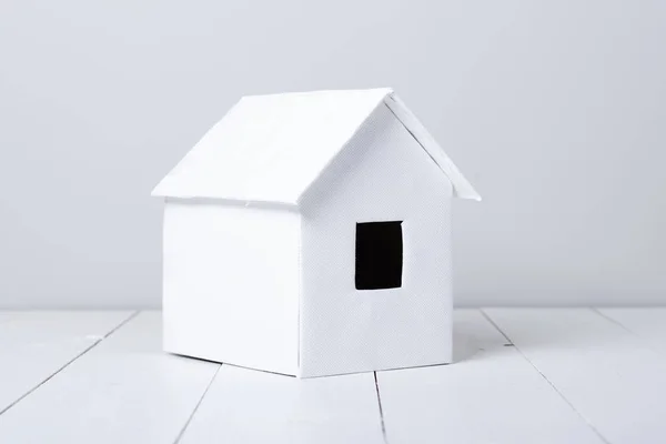 ahşap yüzeyde küçük beyaz kulübe