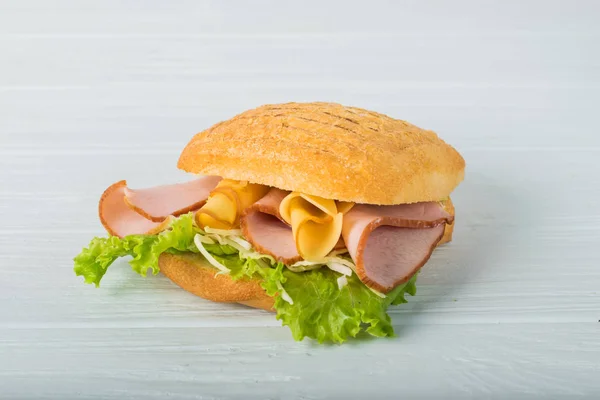 Preslenmiş ve tost Çift Kişilik panini jambon ve peynirli sandviç Kağıt ahşap bir masa üzerinde yılları arasında görev yapmıştır