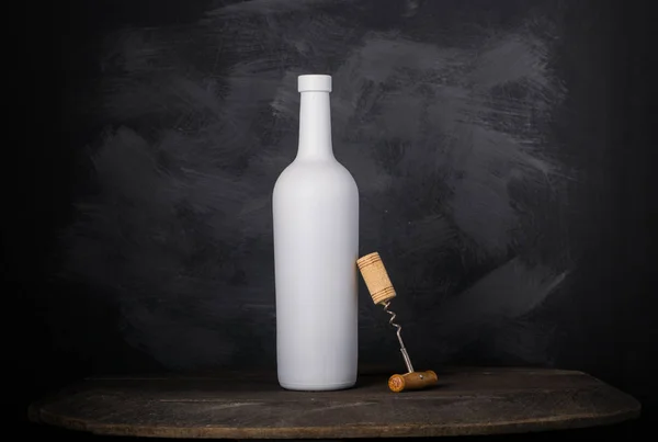 Weiße Weinflasche Mit Korken Auf Dunklem Hintergrund — Stockfoto