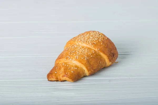 Croissant fresco isolado no fundo branco — Fotografia de Stock