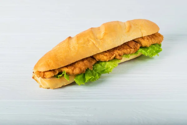 Jambon, peynir, domates, salatalık, marul ve beyaz arka plan üzerinde izole soğan taze denizaltı sandviçle