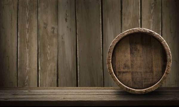 Ahşap arka plan üzerinde şarap ahşap varil