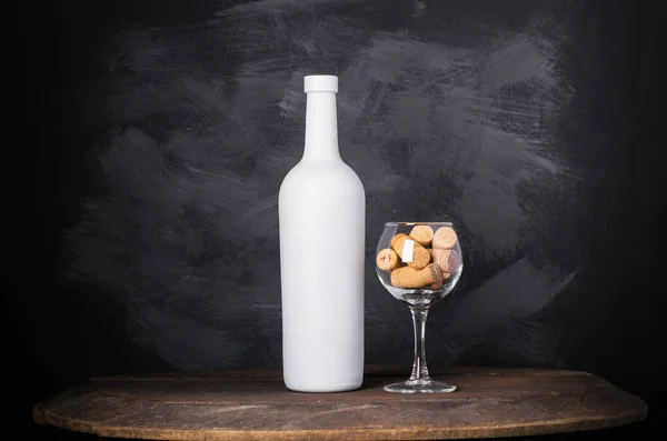 Bottiglia di vino e bicchiere su sfondo di legno — Foto Stock