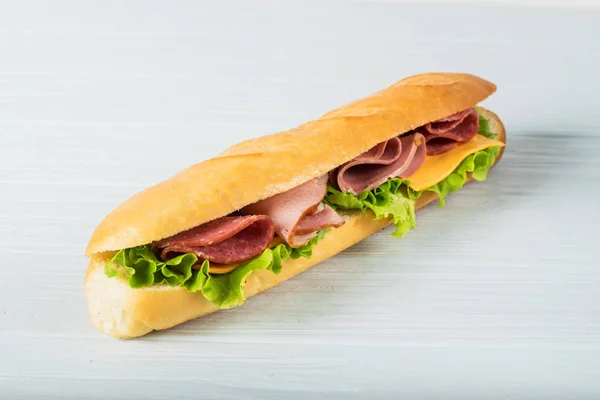 Sandwich sous-marin frais au jambon, fromage, tomates, concombres, laitue et oignons isolés sur fond blanc — Photo