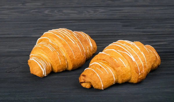 Friss croissant egy sötét fa háttér — Stock Fotó