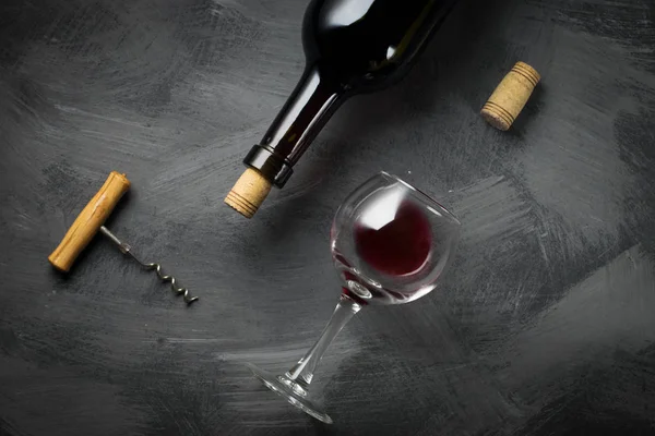 Garrafa de vidro de vinho com rolhas em fundo de mesa de madeira — Fotografia de Stock