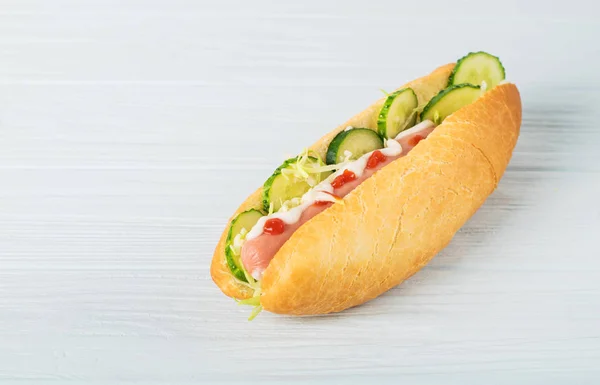 Hot dog su un tavolo di legno — Foto Stock