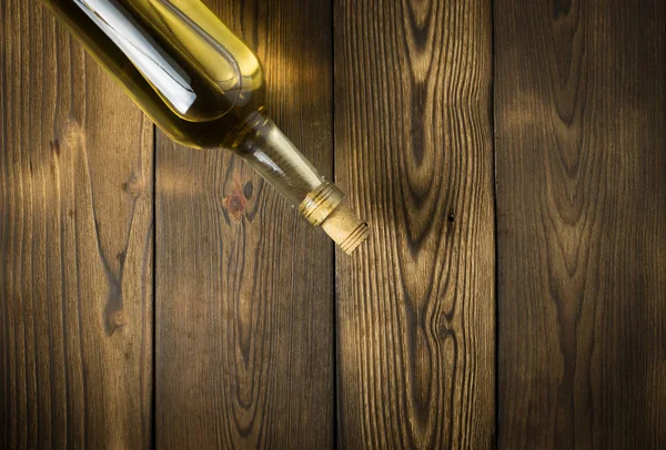 Vino blanco con ramas de uva blanca. Sobre una mesa de madera . — Foto de Stock