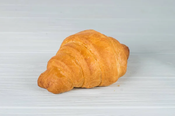 Frisch Croissant isoliert auf weißem Hintergrund — Stockfoto