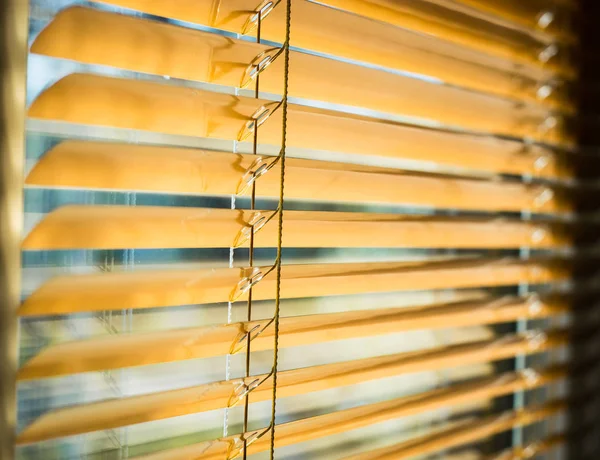 Modern plastik Shutter Jalousie güneş ışığıyla dolu bir odada