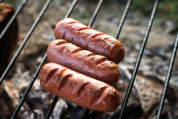 Worstjes grillen op de barbecue. Selectieve focus. — Stockfoto