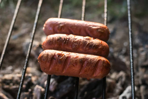 Griller les saucisses sur le barbecue. Concentration sélective. — Photo