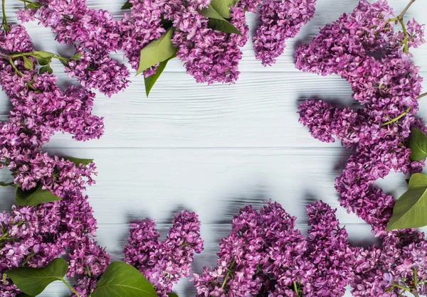 Spring flowers. Lilac flowers on white wooden background. Top view, flat lay — Stock Photo, Image