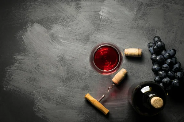 Стеклянная бутылка вина с пробками на деревянном фоне стола — стоковое фото