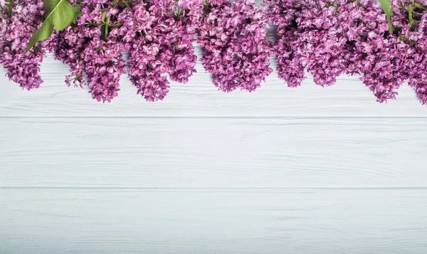 Flores da Primavera. Flores de lilás sobre fundo de madeira branca. Vista superior, flat lay — Fotografia de Stock