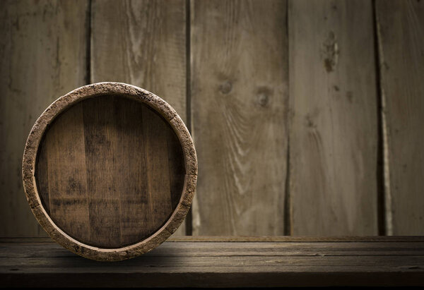Деревянная бочка для вина на деревянном фоне
