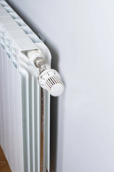 Een witte verwarming radiator op de muur. — Stockfoto