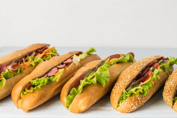 Taze alt sandviç üzerinde beyaz ve buğday şekerleme.