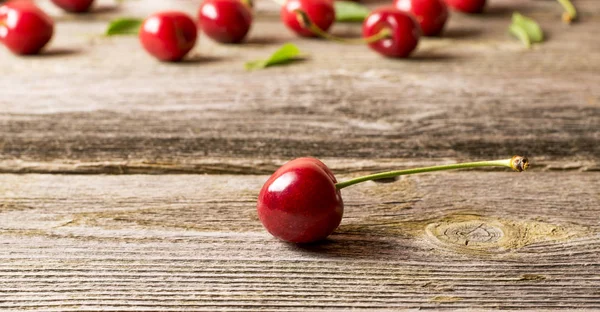 ahşap yüzey üzerinde taze kırmızı kiraz