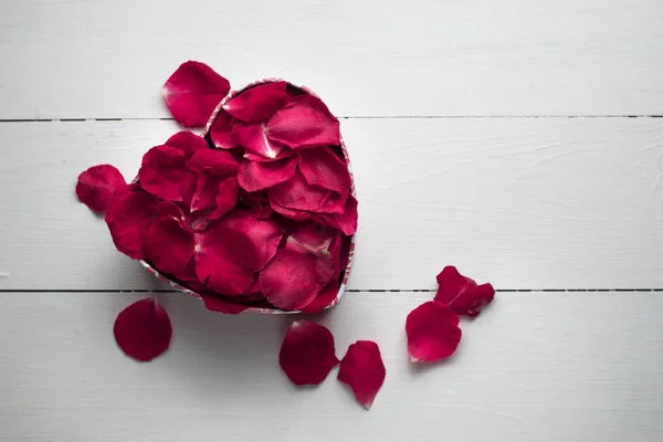 Caixa Forma Coração Cheio Pétalas Flor — Fotografia de Stock