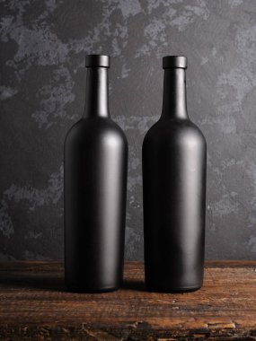 Ahşap arka planda kırmızı şarap şişesi.