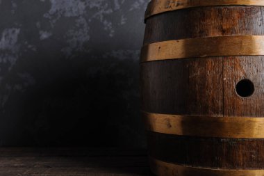 fıçının arka planı ve aşınmış eski ahşap masa