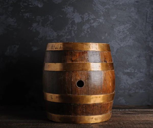 Fond de tonneau et vieille table usée de bois — Photo