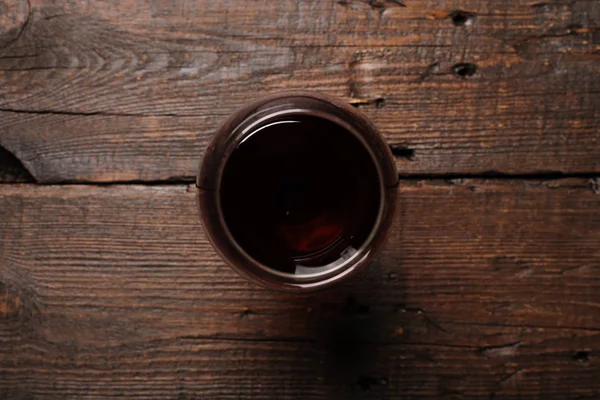 Copo de vinho tinto na mesa de madeira. Vista de cima — Fotografia de Stock