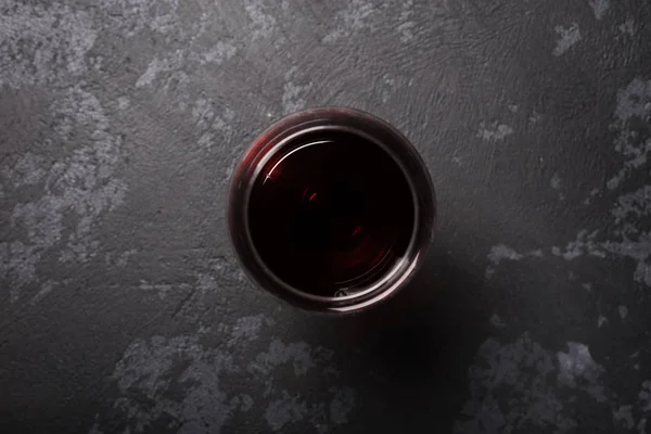 Стакан красного вина на тёмно-сером столе. Вид сверху — стоковое фото