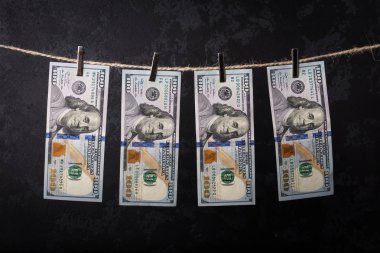 Kara para aklama. Sırtını dönmez para aklama bize dolar. 100 dolar faturaları clotheslines üzerinde asılı