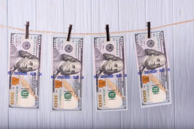 Kara para aklama. Sırtını dönmez para aklama bize dolar. 100 dolar faturaları clotheslines üzerinde asılı