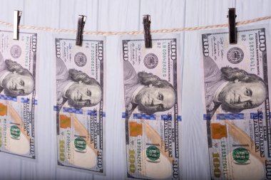 Kara para aklama. Sırtını dönmez para aklama bize dolar. 100 dolar faturaları clotheslines üzerinde asılı