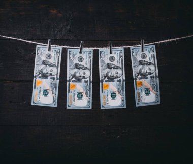 Kara para aklama. Sırtını dönmez para aklama bize dolar. 100 dolar faturaları clotheslines üzerinde asılı