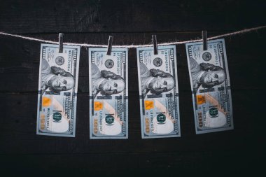 Kara para aklama. Sırtını dönmez para aklama bize dolar. 100 dolar faturaları clotheslines üzerinde asılı
