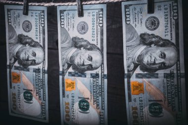 Kara para aklama. Sırtını dönmez para aklama bize dolar. 100 dolar faturaları clotheslines üzerinde asılı