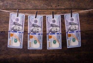 Kara para aklama. Sırtını dönmez para aklama bize dolar. 100 dolar faturaları clotheslines üzerinde asılı