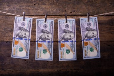 Kara para aklama. Sırtını dönmez para aklama bize dolar. 100 dolar faturaları clotheslines üzerinde asılı