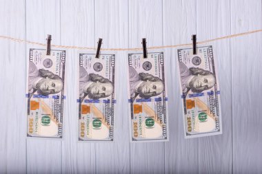 Kara para aklama. Sırtını dönmez para aklama bize dolar. 100 dolar faturaları clotheslines üzerinde asılı