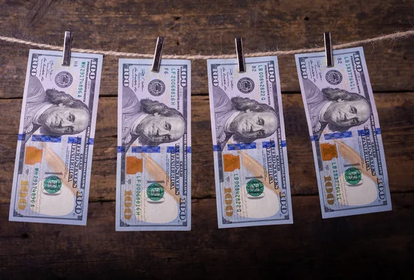Kara para aklama. Sırtını dönmez para aklama bize dolar. 100 dolar faturaları clotheslines üzerinde asılı