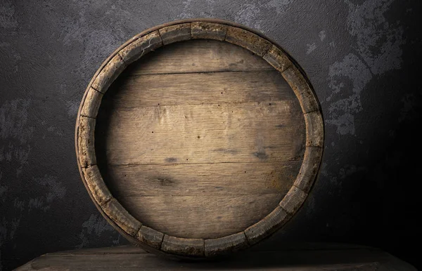 Fond de tonneau et vieille table usée de bois — Photo