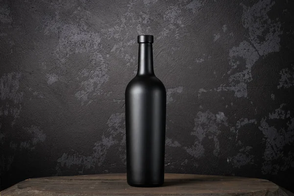 Bottiglia di vino rosso su uno sfondo di legno — Foto Stock
