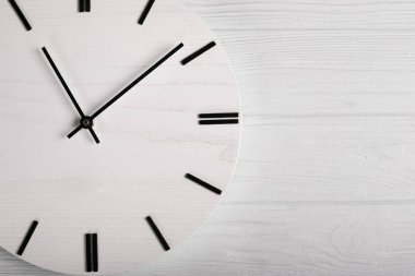 Dışarı saat elleri ile ahşap saat üst görünümü, Zaman hiçbir zaman kavramı, ahşap masa alanı kopyalamak için, zaman kavramı sürece zaman oluşturma