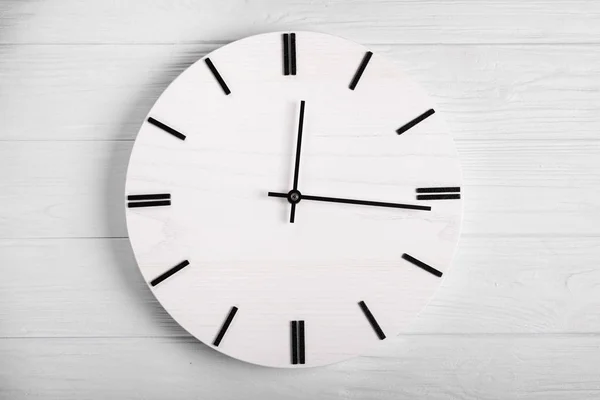 Dışarı saat elleri ile ahşap saat üst görünümü, Zaman hiçbir zaman kavramı, ahşap masa alanı kopyalamak için, zaman kavramı sürece zaman oluşturma