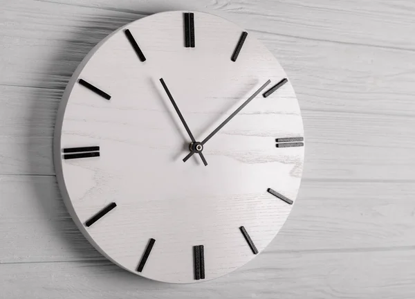 ahşap beyaz arka plan dokusunda duvar saati