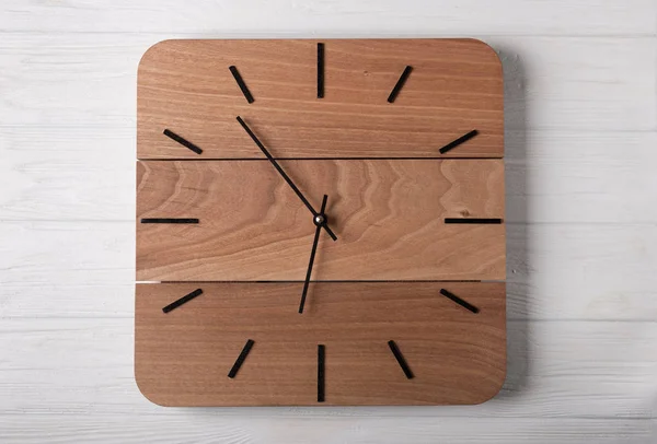 時計の手を持つ木製の時計のトップビュー、時間のない時間の概念、コピー文言を入れる木製のデスクスペース、時間の概念を除いてあなたの時間を作成 — ストック写真