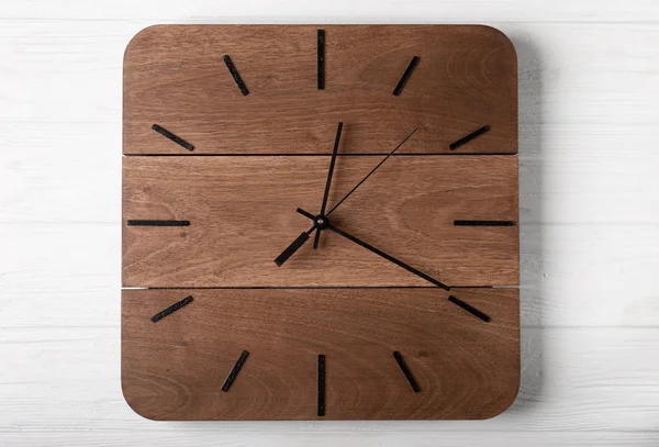 時計の手を持つ木製の時計のトップビュー、時間のない時間の概念、コピー文言を入れる木製のデスクスペース、時間の概念を除いてあなたの時間を作成 — ストック写真